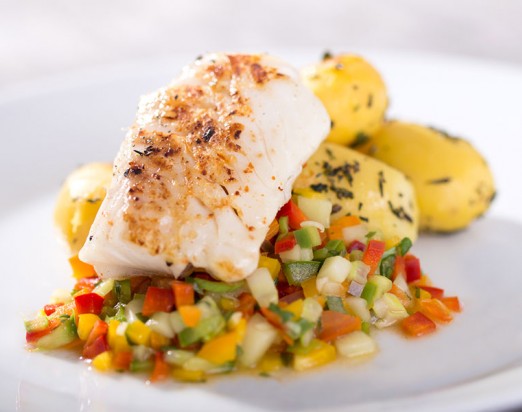 Pečená treska se zeleninou na páře a šťouchanými brambory