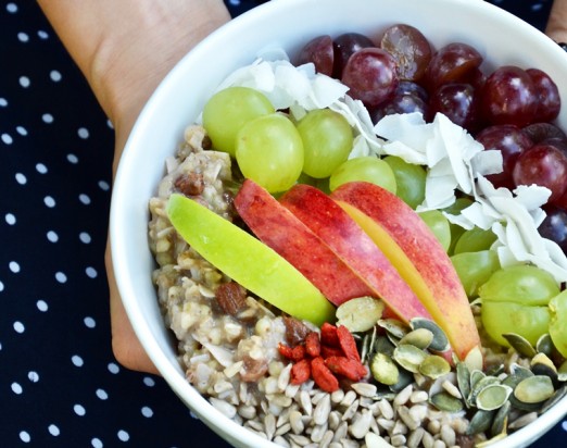 Pohanková kaše s ovesnými vločkami, semínky, kokosem a podzimním ovocem