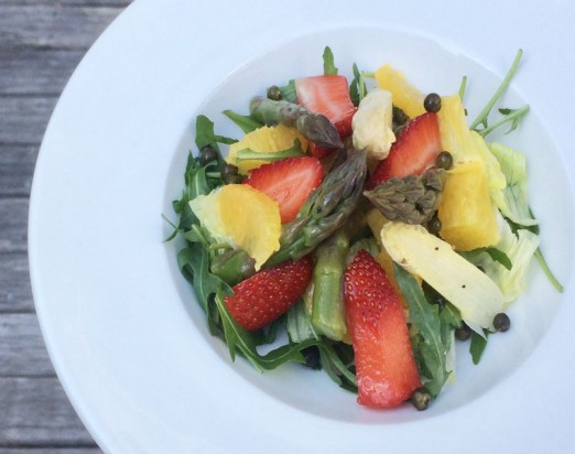 Chřestový salát s jahodami a nakládaným pepřem